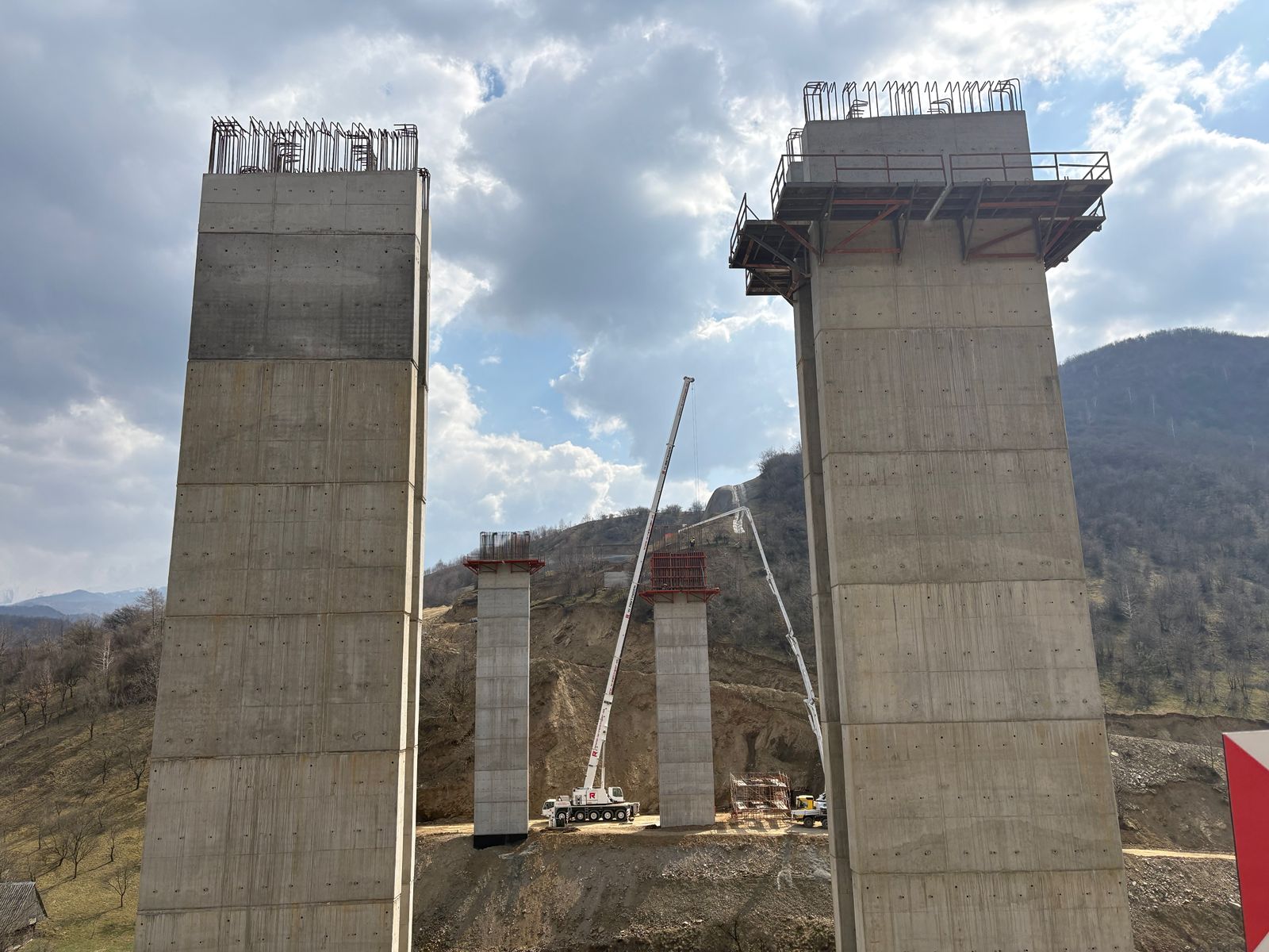 Delegarea oficială în vizită pe șantierul autostrăzii A13 Sibiu