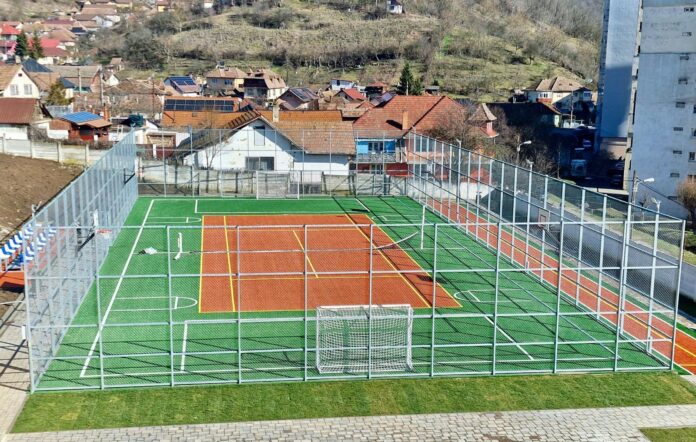 teren_medias (6) Perspectivă laterală a terenului multifuncțional Mediaș, cu gardul de protecție