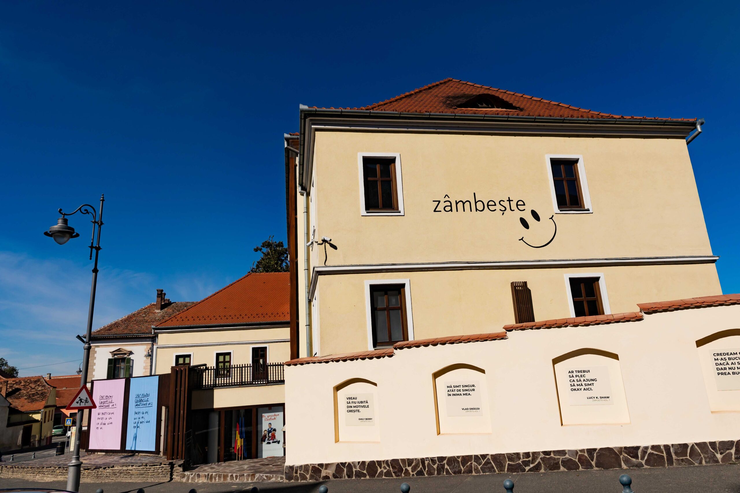 Actori în șosete desperecheate zâmbind pe scena Teatrului Gong din Sibiu
