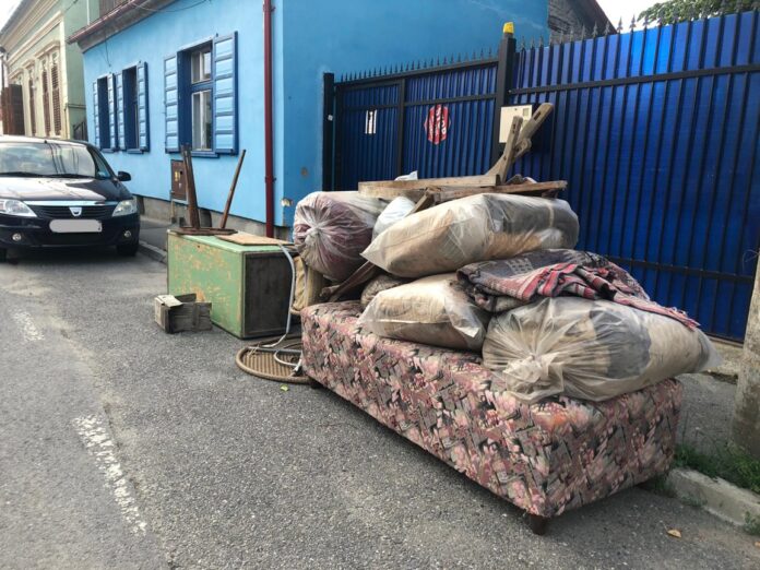 Colectare deșeuri voluminoase pentru mobilă veche și electrocasnice lângă casă