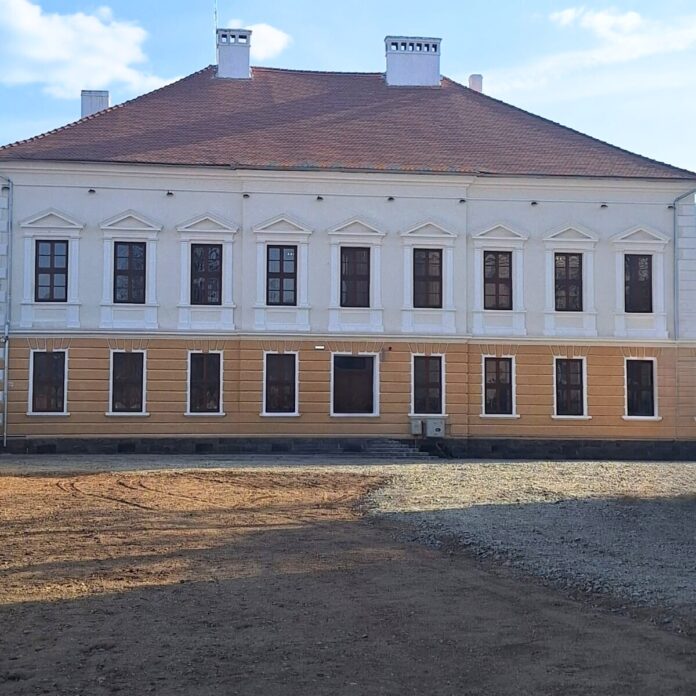 Elevi învățând într-o clasă modernă și digitală, o școală smart renovată din Hoghilag.