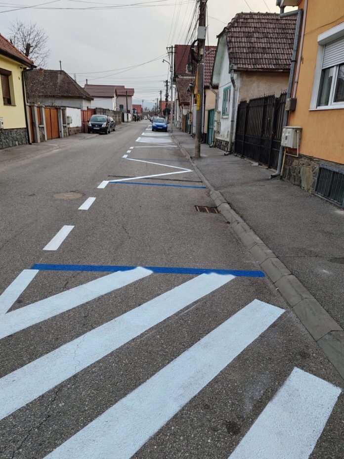 Lucrări de refacere a marcajelor de parcare în Sibiu, strada T. Demetrescu