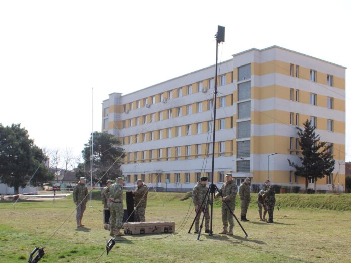 Soldați în uniformă de camuflaj în timpul Exercițiului INTEGRATOR 26.04