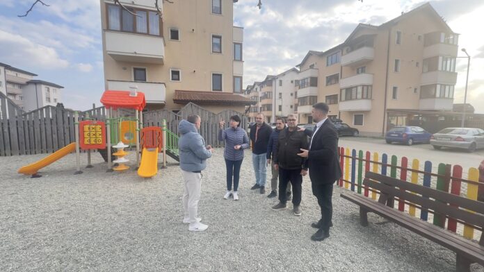 Vedere panoramică a locului de joacă reamenajat din Sibiu, cu scări și tobogane