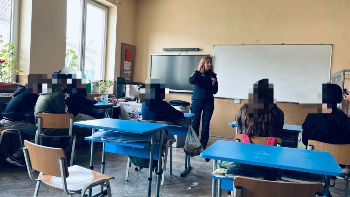 Echipă de poliție la intrarea unei școli din Sibiu, asigurând siguranța elevilor