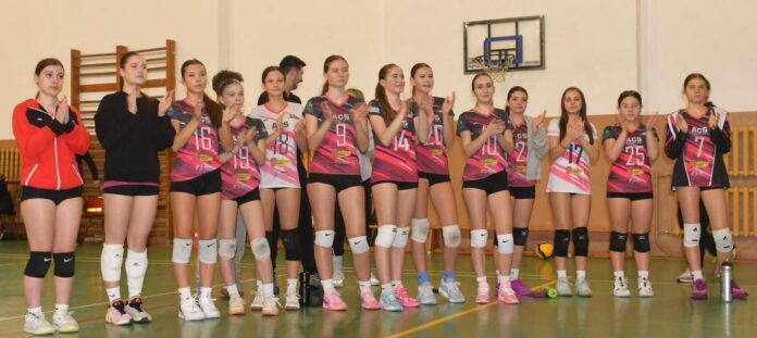 Champions Sibiu U15 în acțiune la un meci intens de volei, încercând să înscrie