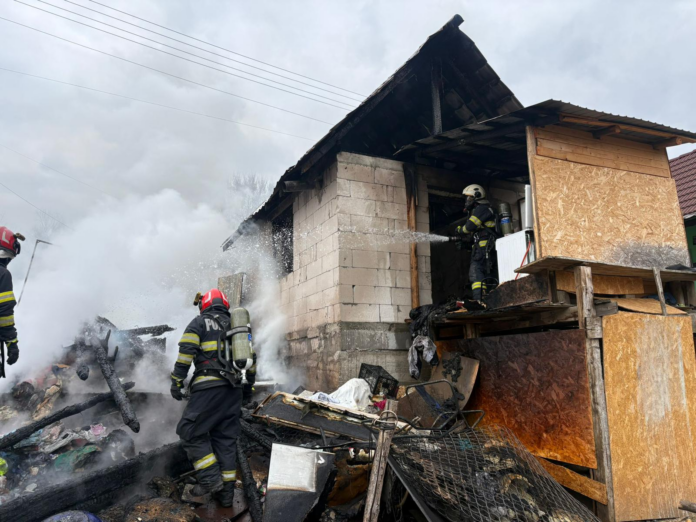 Fum negru și gros ce se înalță de la un incendiu în localitatea Hamba