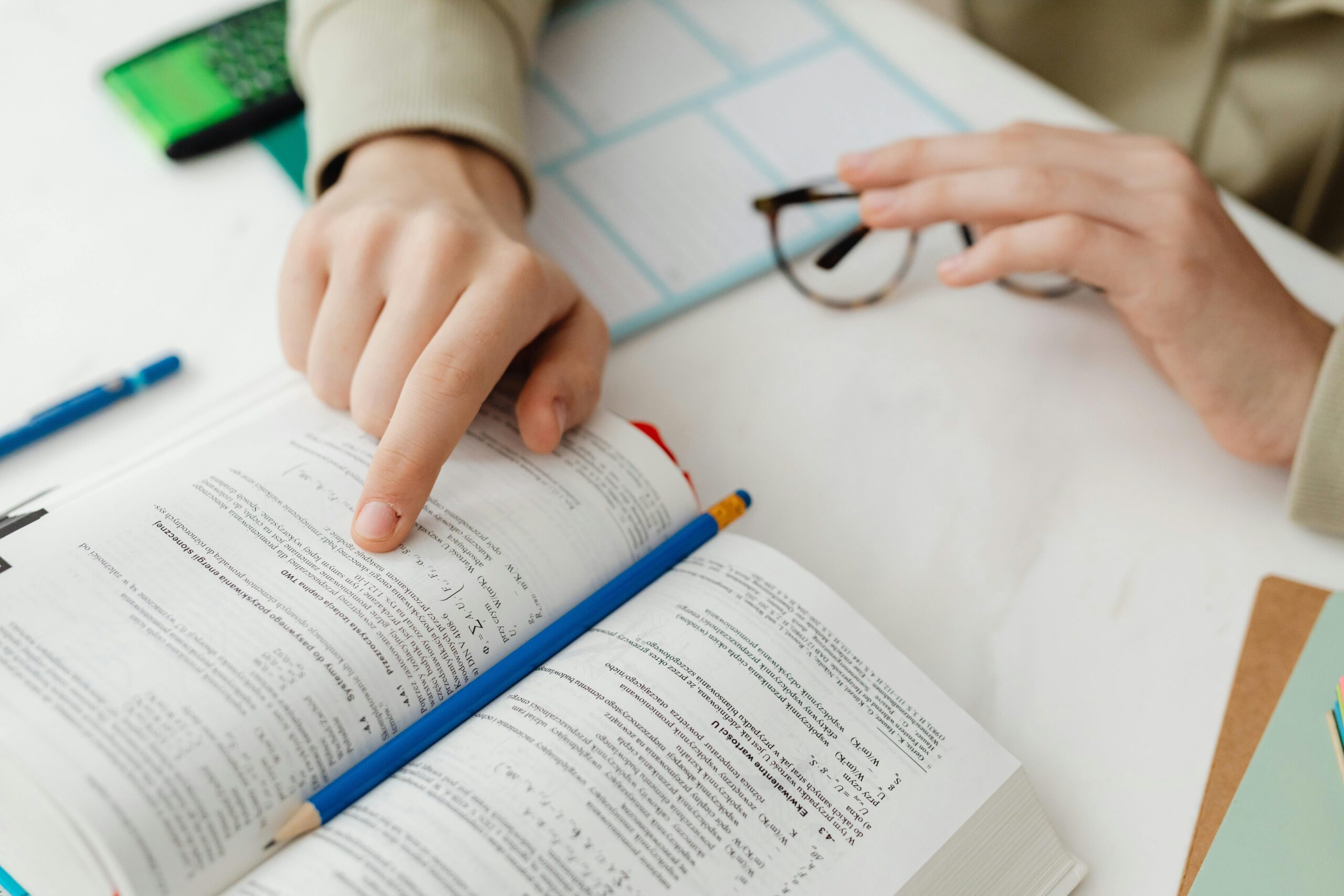 Elev concentrat scriind la un birou în timpul simulării BAC 2026