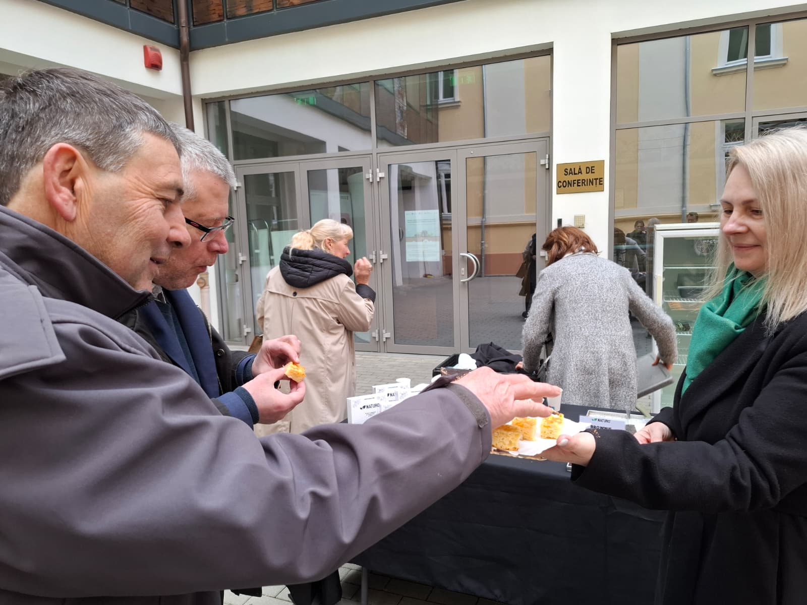 Brânză și miere locală oferite delegației franceze în Sibiu