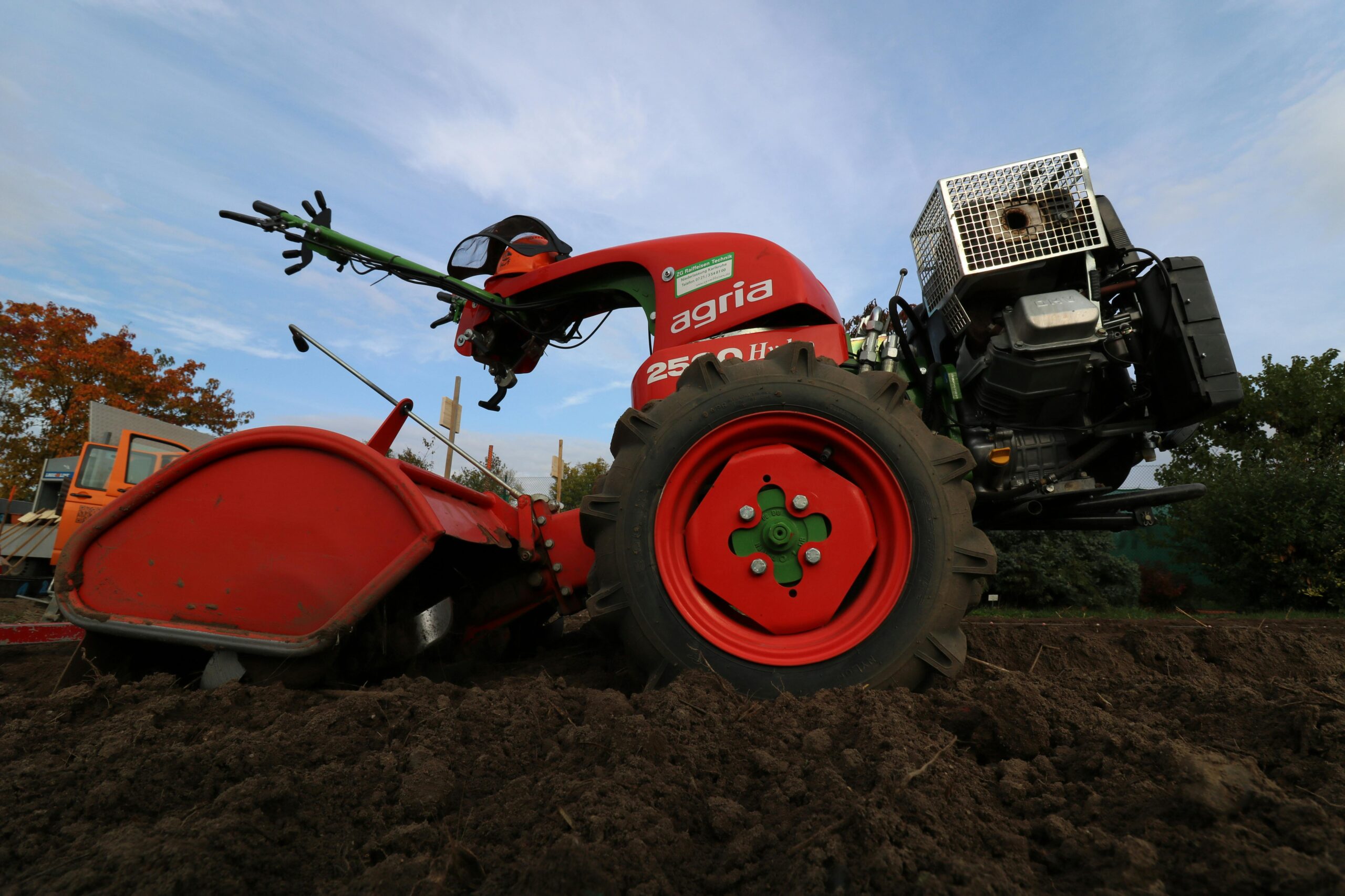 Accident motocultor Cisnădioara: un motocultor pe un teren agricol