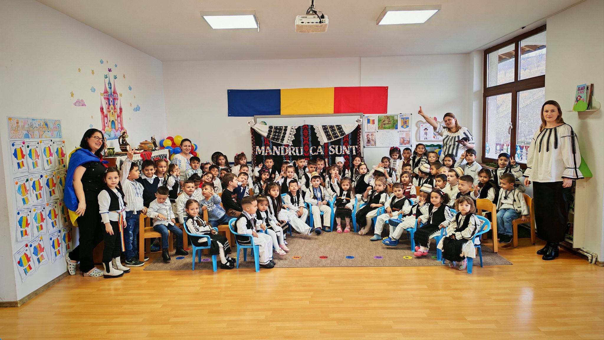 Școala nouă din Vurpăr în faza finală de construcție, cu fațada modernă și ferestrele amplasate