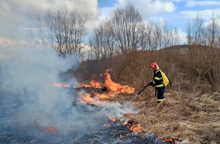 Weekend de foc pentru pompierii sibieni: Peste 200 de intervenții și sute de hectare de teren arse!