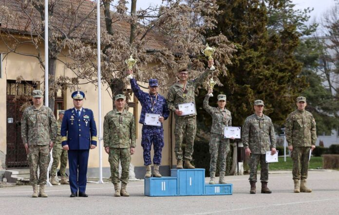 Sportiv militar executând o tehnică de aruncare în competiție