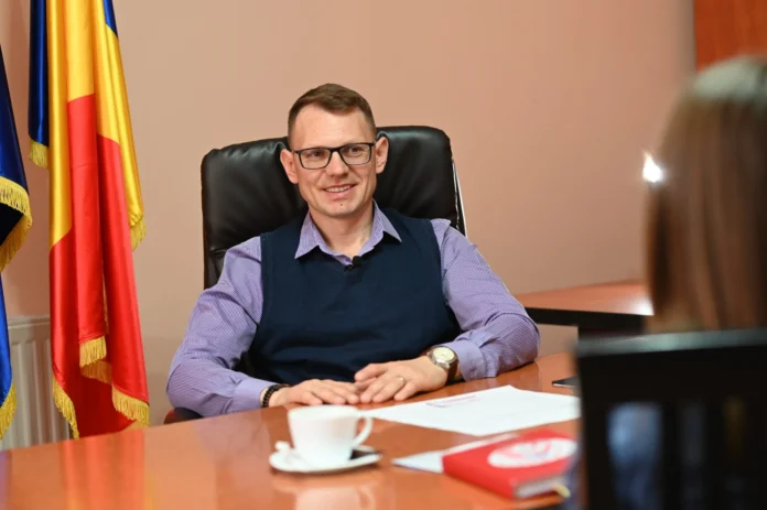 Vedere aeriană a satului Râu Sadului, evidențiind lipsa unei infrastructuri de canalizare moderne.