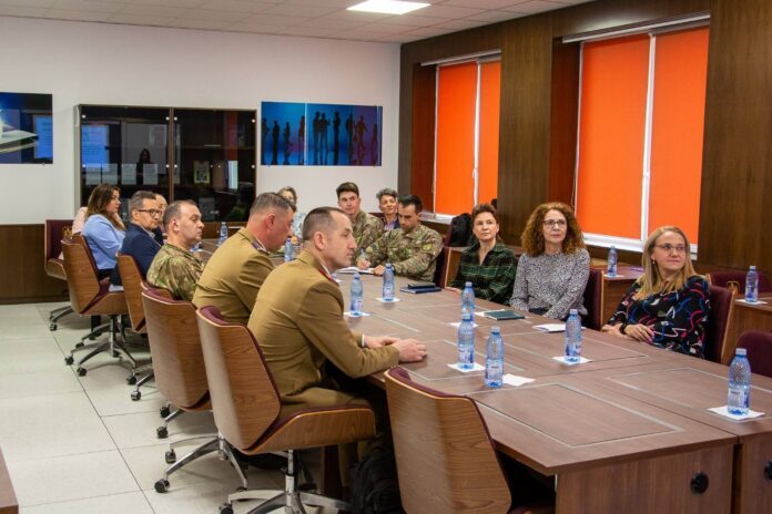 Cadet analizând materiale educaționale legate de etica în educația militară