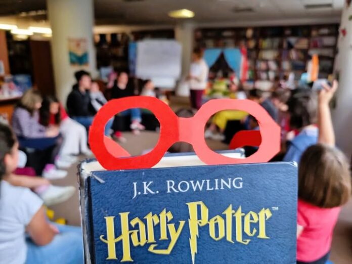 Copii participă la un club de lectură Harry Potter în Biblioteca ASTRA Sibiu
