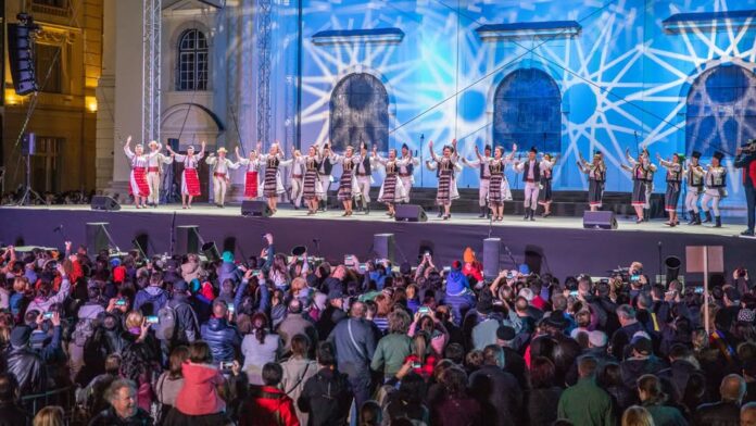 Junii Sibiului în costum popular tradițional, nominalizați la Premiile Excelenței Interpretative