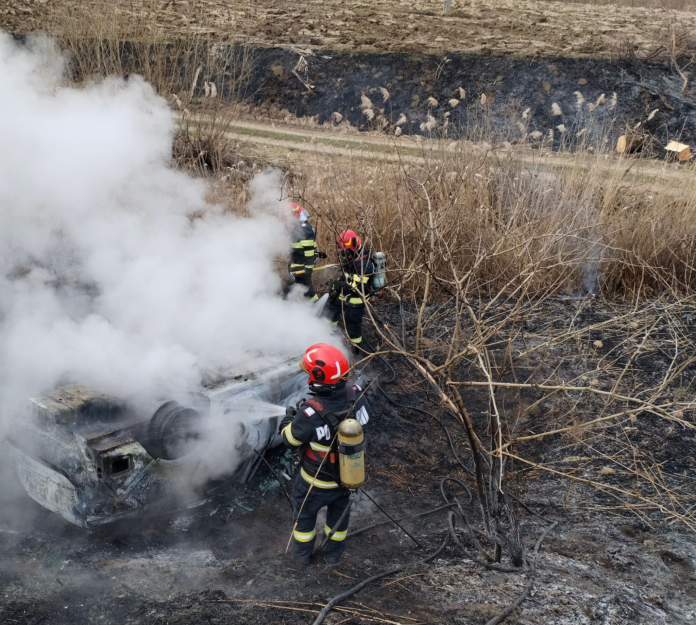 Intervenția serviciilor de urgență la locul accidentului rutier de pe DJ 106