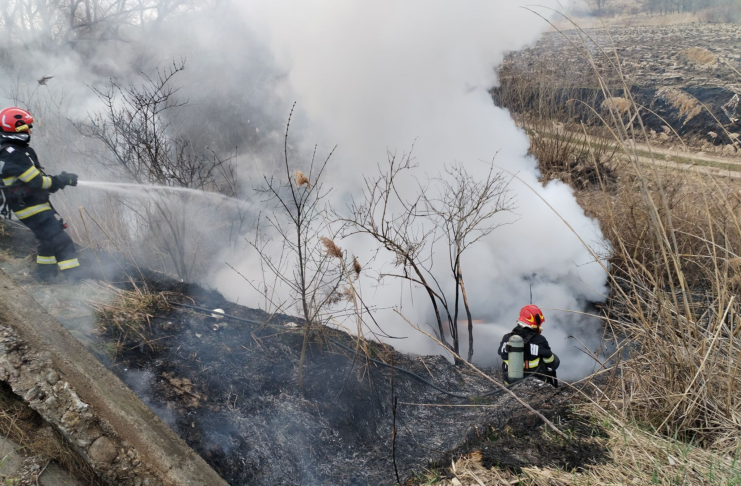 Accident grav pe DJ 106: O mașină a fost cuprinsă de flăcări după ce s-a răsturnat lângă Ighișu Vechi