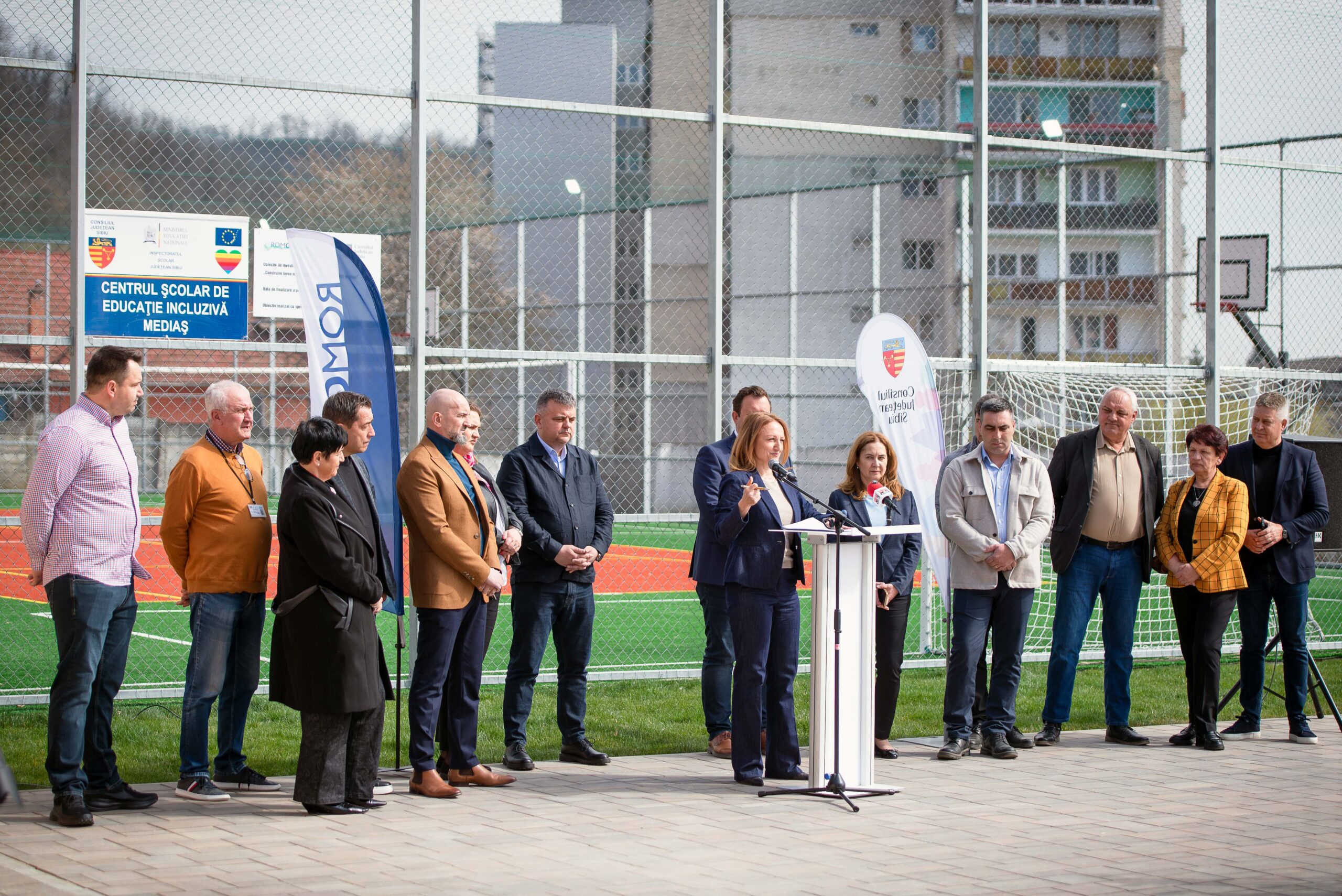 Teren de sport multifuncțional nou construit în Mediaș, cu marcaj pentru fotbal și alte sporturi