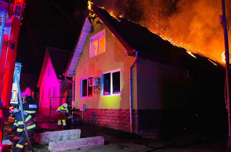 Știri din Sibiu, actualitate locală și ultimele noutăți din județ Incendiu în Laslea: O casă cu etaj a fost cuprinsă de flăcări! VIDEO