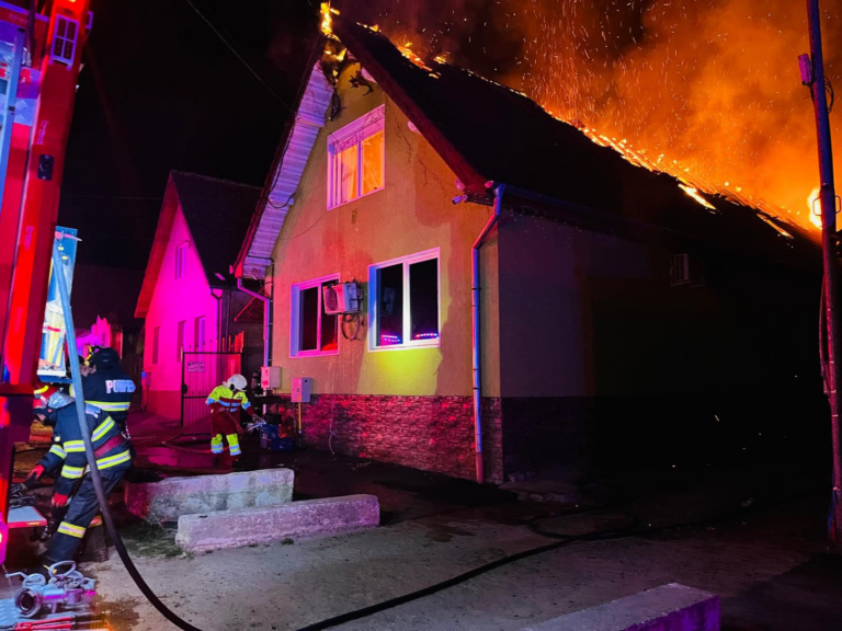 Incendiu în Laslea: O casă cu etaj a fost cuprinsă de flăcări! VIDEO
