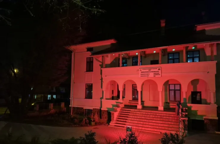 Clădiri emblematice din Sibiu, iluminate în roșu de Ziua Mondială de Luptă împotriva Tuberculozei