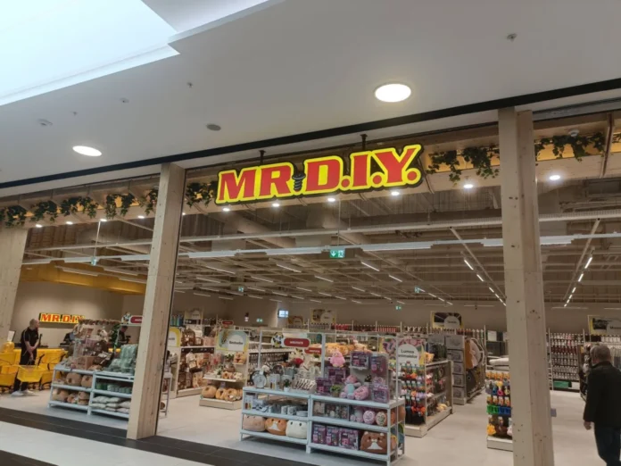 Magazinul nou deschis MR.DIY în Shopping City Șelimbăr, cu rafturi pline de produse
