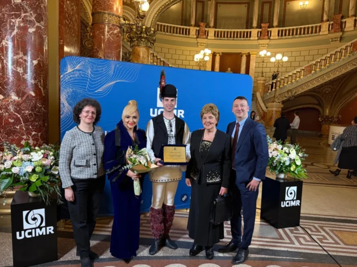 Tinerii dansatori Junii Sibiului în costum popular tradițional pe scena Gala UCIMR