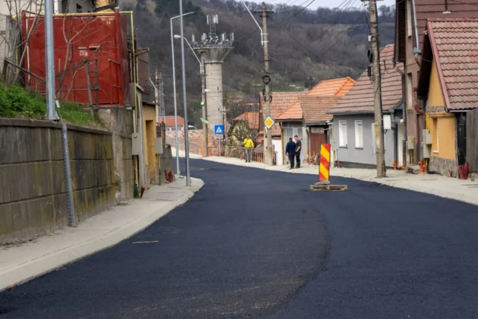 Lucrări de asfaltare străzi Mediaș pe strada Târnavei cu utilaje specializate