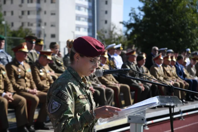 Ofițer parașutist NATO în uniformă de ceremonie, salutând cu demnitate