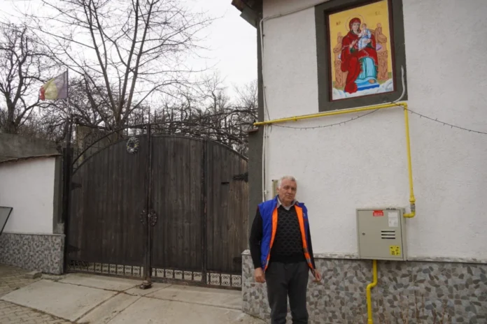 Un meșteșugar pictează cu mâestrie o icoană pe o placă de lemn pentru casele din Sebeșu de Jos