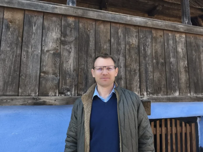 Vizita primarului la moara veche, viitorul Muzeul Lânii și al Brânzei din Râu Sadului