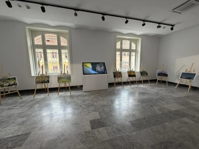 Imagini istorice din expoziția Anii Drumeției, afișate pe panouri la Consiliul Județean Sibiu