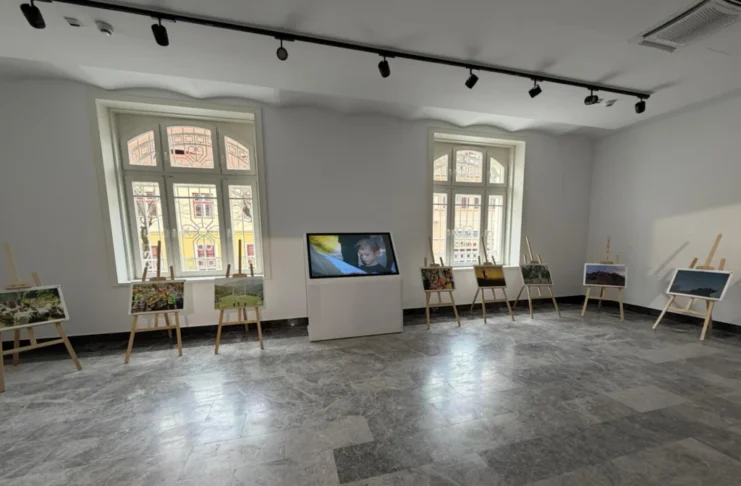 Expoziție foto cu imagini din programul „Anii Drumeției”, deschisă la Consiliul Județean Sibiu