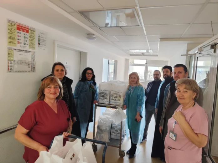 Asistent medical oferind sprijin comunitar unei mame cu nou-născutul la Maternitatea Sibiu