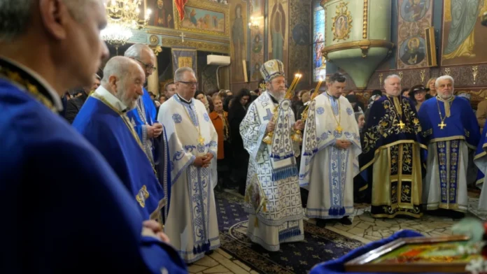 Arhiepiscop și cler slujind Sfânta Liturghie la hramul Bisericii Buna Vestire din Sibiu