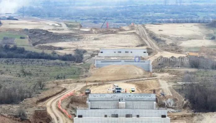 Progresul lucrărilor pe Autostrada A13 Sibiu - Făgăraș, lotul 2, cu mașini de construcții