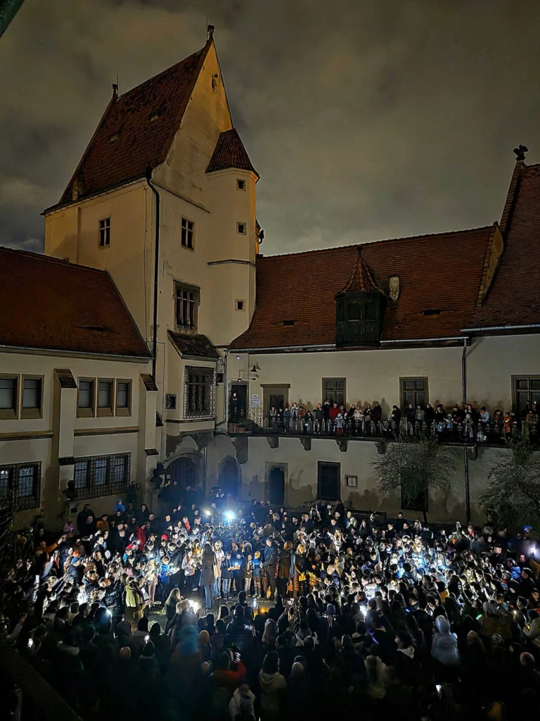 FB_IMG_1774766759195 Participanții la Ora Pământului Sibiu adunați în curtea Muzeului Casa Altemberger