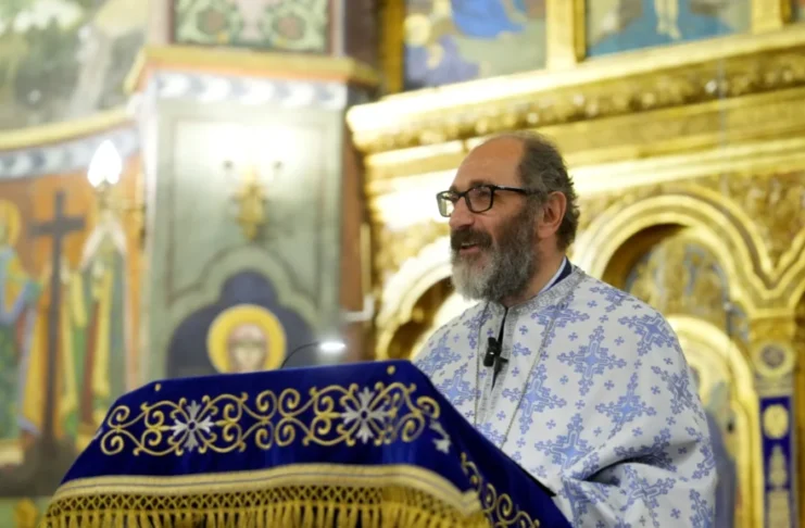 Părintele Constantin Necula, în prim-plan la Denia Imnului Acatist, săvârșită de IPS Laurențiu în Catedrala Mitropolitană din Sibiu