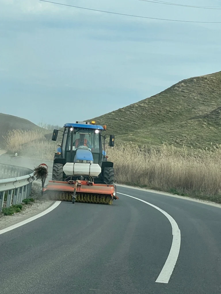 Drumuri și Poduri SA Sibiu continuă lucrările de întreținere pe drumurile județene