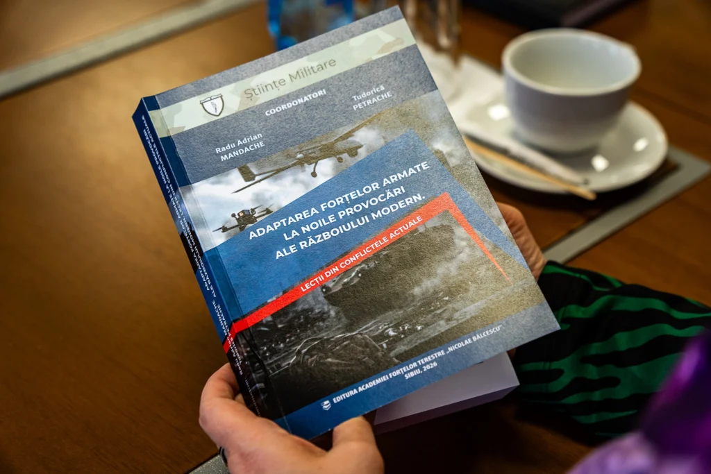 71 General discutând cu cadrele Academiei Forțelor Terestre din Sibiu despre război modern