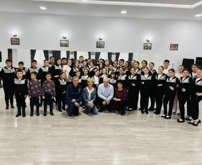 Ansamblul Boița salută publicul la finalul unui spectacol încinător.