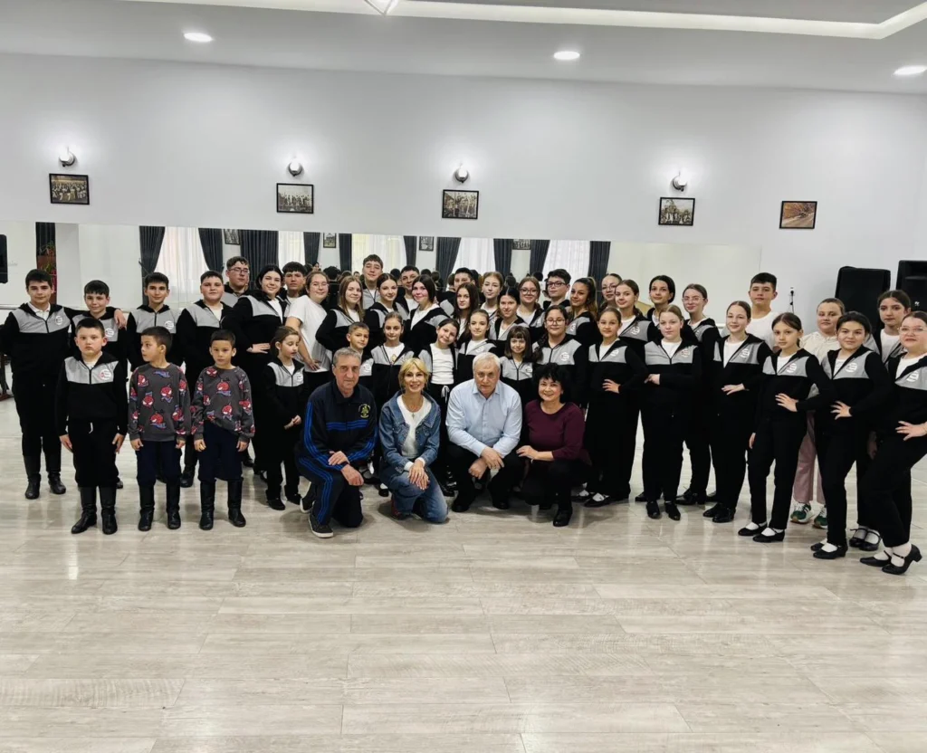 89 Ansamblul folcloric din Boița salută publicul la sfârșitul unui spectacol reușit