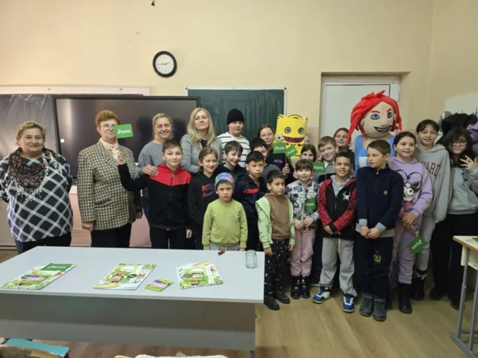 Grup de elevi înmănușați în timpul acțiunii de ecologizare organizate de SOMA Salubrizare