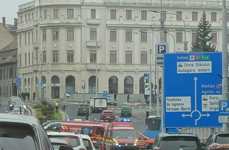 Intervenție de urgență în Piața Unirii: Un biciclist de 24 de ani a fost transportat la spital după ce s-a prăbușit în sensul giratoriu!