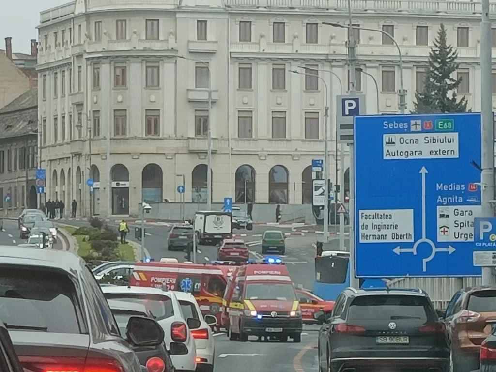 660990000_1546829797450104_1170225339088510845_n Echipă SMURD Sibiu intervenție pe locul accidentului biciclist din Piața Unirii