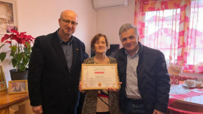 Primarul Mediașului înmâneazăre seniorii locali