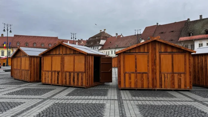 Vedere panoramică asupra Târgului de Paști din Sibiu cu căsuțe și turnul bisericii