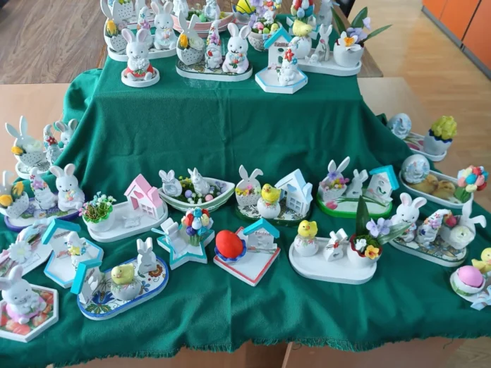 Participanți vizitând standurile la Târgul de Primăvară organizat de DGASPC Sibiu